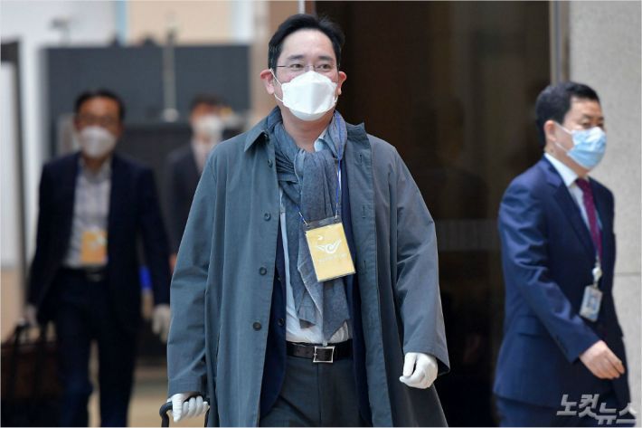 유럽 출장을 마친 이재용 삼성전자 부회장이 14일 오전 서울 강서구 김포 비즈니스 항공센터를 통해 귀국하고 있다. 박종민기자