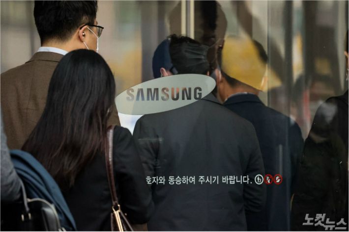 故 이건희 삼성 회장의 발인이 진행된 28일 서울 서초구 서초동 삼성사옥에 조기가 걸려 있다. (사진공동취재단) 황진환기자