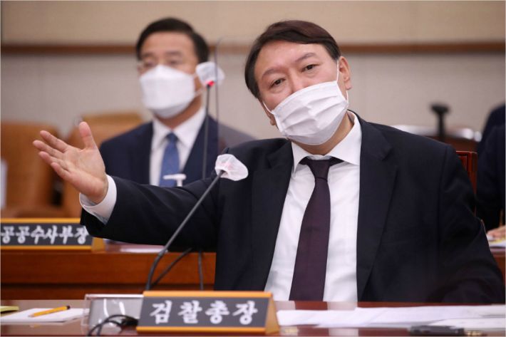 윤석열 검찰총장이 22일 서울 여의도 국회에서 열린 법제사법위원회의 대검찰청에 대한 국정감사에서 의원 질의에 답변하고 있다. 황진환기자