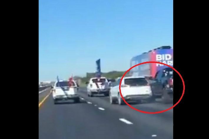 검은색 트럼프 지지자 차량이 민주당원 차량에 부딪히며 밀어내는 장면. (사진=트위터 캡처)