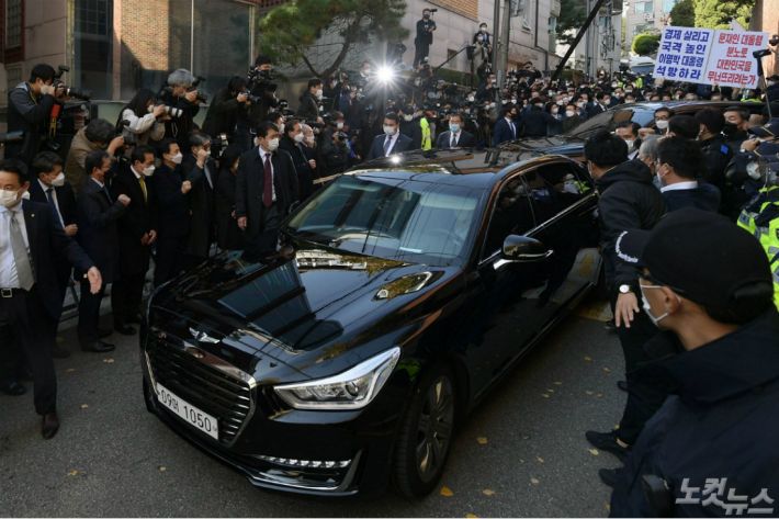 횡령과 뇌물 등의 혐의로 징역 17년형 확정으로 재수감되는 이명박 전 대통령이 2일 서울 강남구 논현동에서 지지자들의 응원을 받으며 자택을 나서고 있다. 이 전 대통령은 서울중앙지검에 출석한 뒤 검찰이 제공하는 차를 타고 동부구치소로 이송될 예정이다.(사진=이한형 기자)