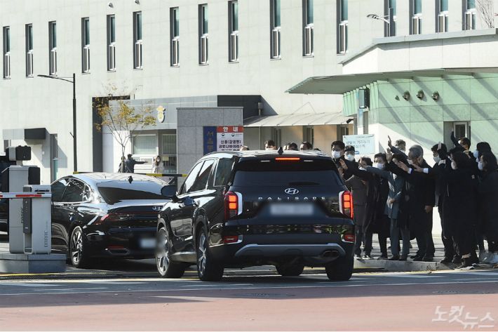 징역 17년형을 확정받은 이명박 전 대통령을 태운 차량이 2일 서울 서초구 서울동부구치소를 향하고 있다.(사진=박종민 기자)