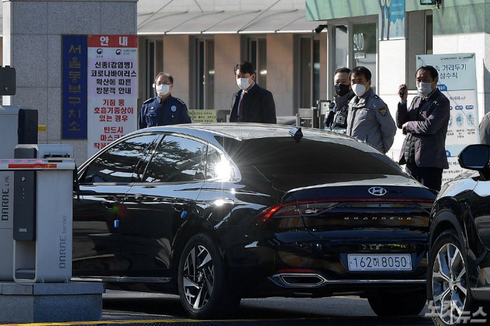 징역 17년형을 확정받은 이명박 전 대통령을 태운 차량이 2일 서울 서초구 서울동부구치소를 향하고 있다.(사진=박종민 기자)