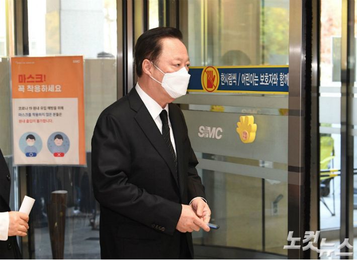 박용만 대한상의 회장이 26일 서울 강남구 서울삼성병원 장례식장에 마련된 고 이건희 삼성그룹 회장의 빈소에 들어서고 있다. (사진공동취재단) (사진=황진환 기자)