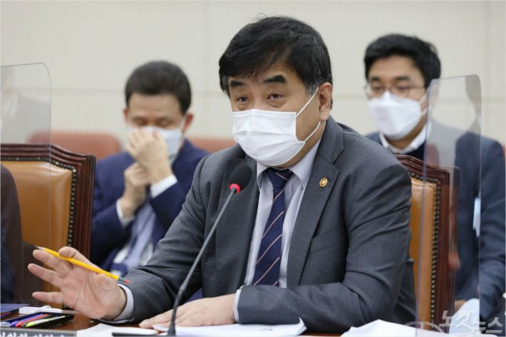 한상혁 방송통신위원회 위원장이 5일 국회에서 열린 과학기술정보방송통신위원회 전체회의에서 의원 질의에 답하고 있다.(사진=윤창원 기자)