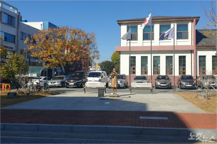 광양 역사문화관 앞 공원에 평화의 소녀상이 세워져 있다. 몇 시간 전까지 이곳에 소녀상 이전을 주장하는 상인들의 현수막이 걸려 있었다. (사진=독자 제공)