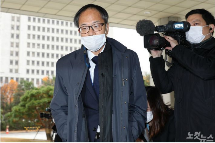 국회 법제사법위원회의 검찰과 법무부의 특수활동비 집행 내역 현장 검증이 열린 9일 오후 서울 서초구 대검찰청에 박주민 더불어민주당 의원이 들어서고 있다. 윤창원기자