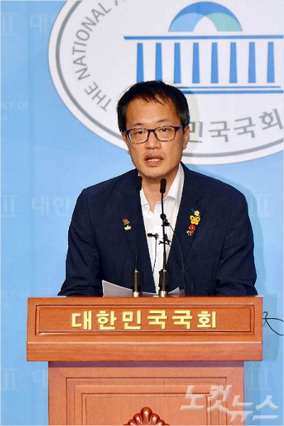 더불어민주당 박주민 의원이 21일 오후 국회 소통관에서 기자회견을 열고 당 대표 출마선언을 하고 있다. 윤창원기자