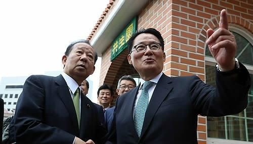 2017년 6월 11일 아베 신조(安倍晋三) 일본 총리의 특사로 방한한 니카이 도시히로(二階俊博) 일본 자민당 간사장(왼쪽)이 박지원 국민의당 전 대표 안내를 받으며 전남 목포시 죽교동 공생원을 둘러보고 있다. (사진=연합뉴스/자료사진)