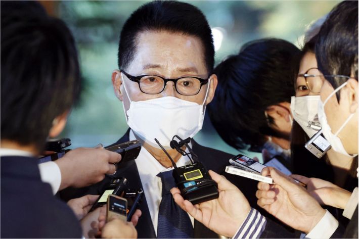 박지원 국가정보원장이 지난 10일 일본 총리관저에서 스가 요시히데(菅義偉) 일본 총리를 면담한 후 취재진의 질문을 듣는 모습.(사진=연합뉴스)