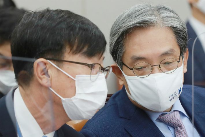노영민 대통령 비서실장(오른쪽)과 김상조 청와대 정책실장이 13일 오전 서울 여의도 국회에서 열린 국회운영위원회 전체회의에서 대화를 나누고 있다. (사진=연합뉴스)