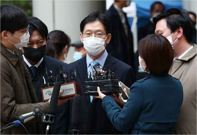 댓글을 이용한 불법 여론 조작 혐의로 재판에 넘겨진 김경수 경남도지사가 6일 오후 서초구 서울고등법원에서 항소심 선고 공판을 마친 뒤 취재진 질문에 답하고 있다. 이한형기자