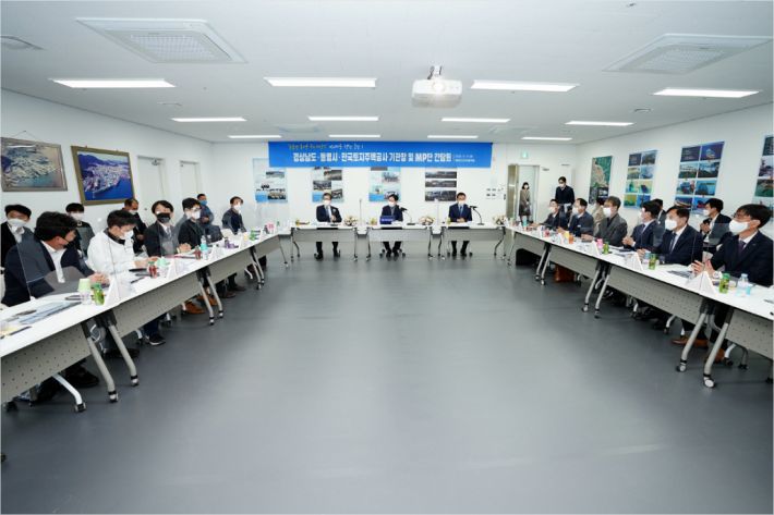 통영 폐조선소인 옛 신아sb에서 발전 방향 토론회가 열렸다. (사진=경남도청 제공)