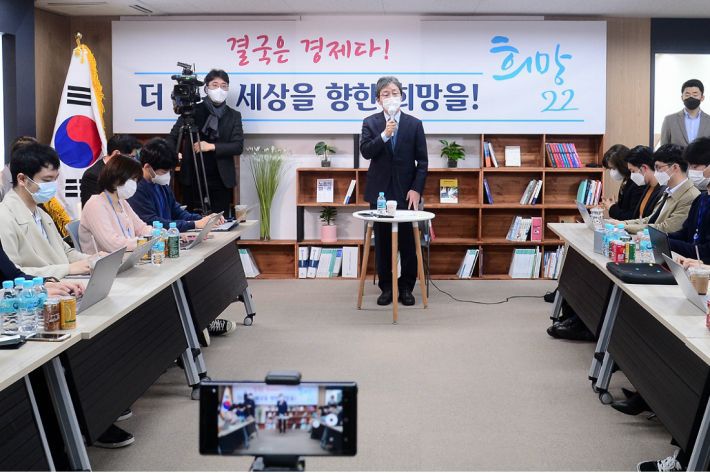 유승민 전 의원이 18일 오전 서울 여의도 국회 앞 태흥빌딩 '희망 22' 사무실에서 열린 기자간담회에서 발언하고 있다. (사진=연합뉴스)