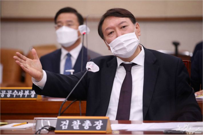 윤석열 검찰총장이 지난 10월 22일 서울 여의도 국회에서 열린 법제사법위원회의 대검찰청에 대한 국정감사에서 의원 질의에 답변하고 있다. 황진환기자