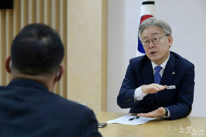 이재명 경기도지사가 17일 오후 경기도 수원시 경기도청에서 CBS노컷뉴스와 인터뷰를 하고 있다.(사진=이한형 기자)