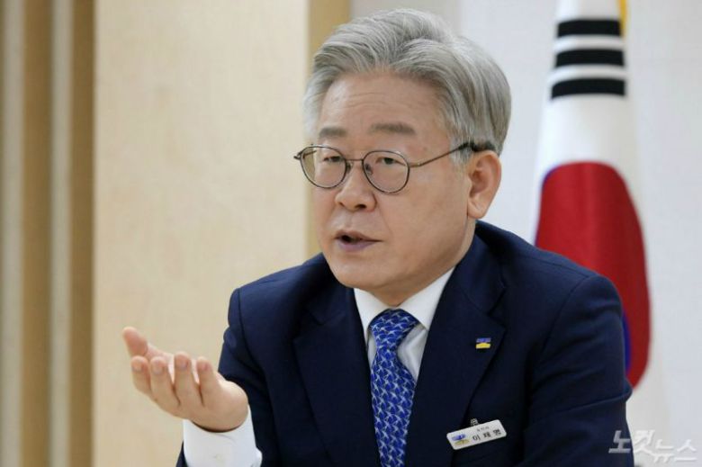 이재명 경기도지사가 17일 오후 경기도 수원시 경기도청에서 CBS노컷뉴스와 인터뷰를 하고 있다.(사진=이한형 기자)