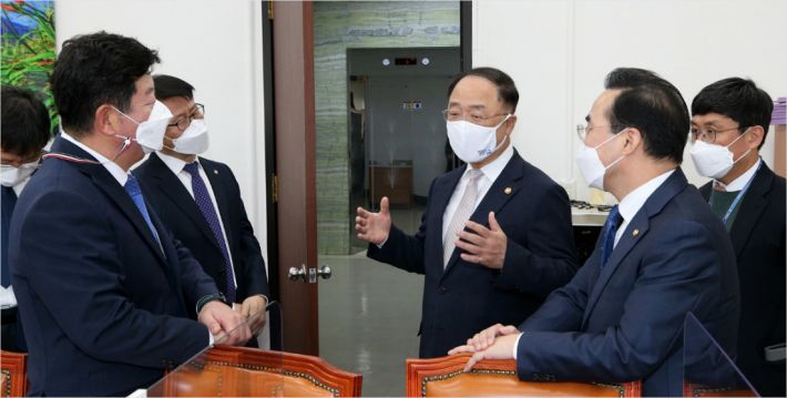 홍남기 경제부총리 겸 기획재정부 장관(가운데)이 23일 오전 서울 여의도 국회에서 열린 예산결산특별위원회 예산안등조정소위원회 회의에 인사차 방문, 더불어민주당 박홍근 예결위 간사(오른쪽 맨앞) 등과 대화하고 있다. (사진=연합뉴스)