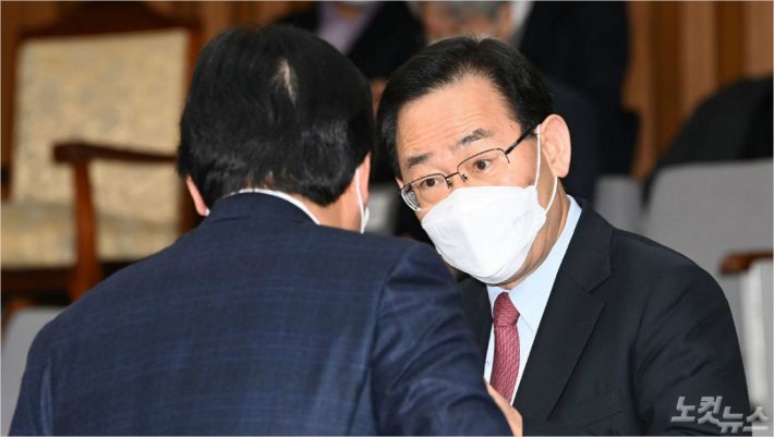 24일 오전 국회에서 열린 국민의힘 원내대책회의에서 주호영 원내대표가 강기웅 의원과 현안을 논의하고 있다. 윤창원기자