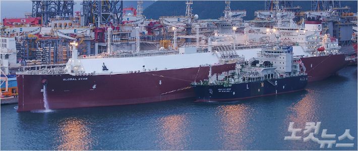 대우조선해양 옥포조선소에서 전세계 조선업계 최초로 선박 대 선박 LNG 선적작업이 이뤄졌다. (사진=대우조선해양 제공)