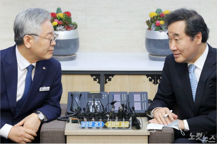 이낙연 더불어민주당 대표(오른쪽)와 이재명 경기도지사(왼쪽)와 간담회를 갖고 있다. (사진=이한형 기자/자료사진)