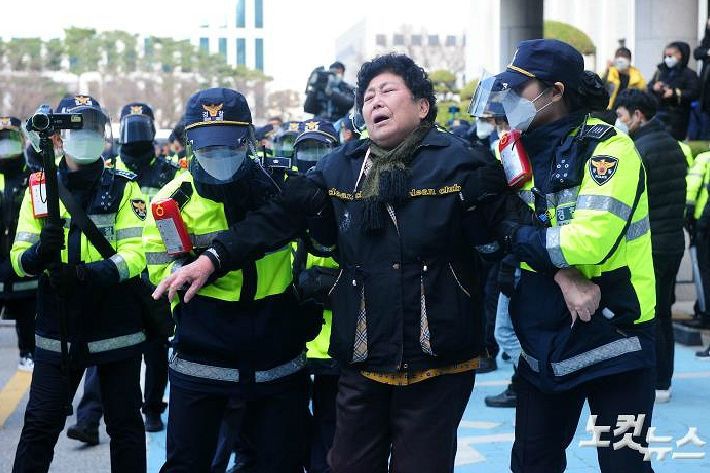 고 조비오 신부를 비난해 사자명예훼손 혐의로 재판에 넘겨진 전두환 씨의 1심 선고 공판이 열린 30일 광주지방법원에서 법정으로 들어가려는 오월어머니회원들이 경찰에 제지당하고 있다.(사진=자료사진)