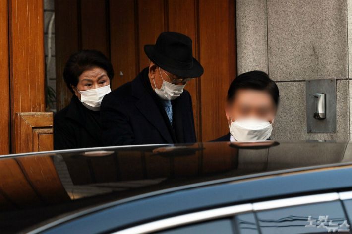 전두환 전 대통령과 부인 이순자 씨가 30일 광주지법에서 열리는 사자명예훼손 1심 선고 공판에 출석하기 위해 서울 연희동 자택에서 나오고 있다.(사진=황진환 기자)