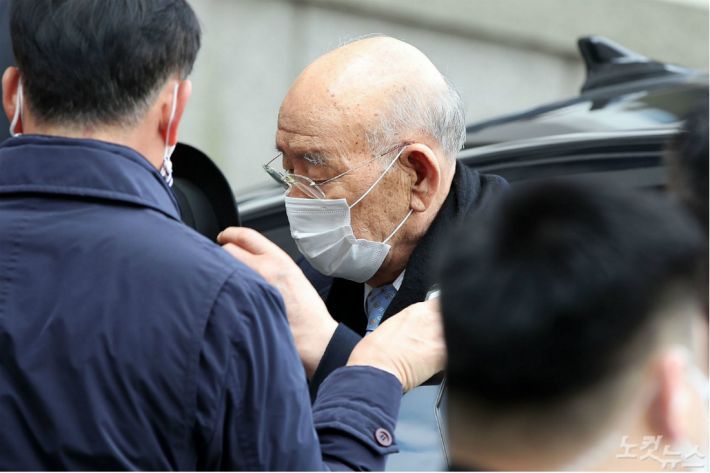 고 조비오 신부를 비난해 사자명예훼손 혐의로 재판에 넘겨진 전두환 씨가 30일 1심 선고 공판에 출석하기 위해 광주지방법원에 들어서고 있다.(사진=박종민 기자/자료사진)