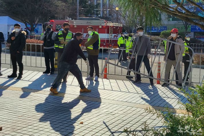 30일 5월 단체 회원이 경찰이 철창 앞에 철제 펜스를 설치하려고 하자 강하게 반발했다.(사진=김한영 기자)