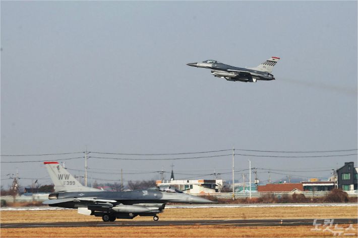 F-16 전투기 <사진공동취재단> 이한형기자 (이 사진은 기사와 직접적 관계가 없습니다)