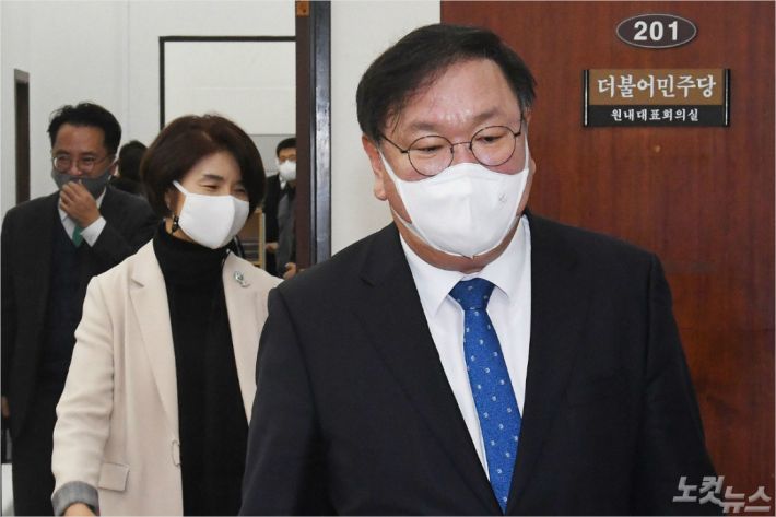 더불어민주당 김태년 원내대표가 1일 오전 국회에서 열린 원내대책회의에 참석하고 있다. (사진=윤창원 기자)