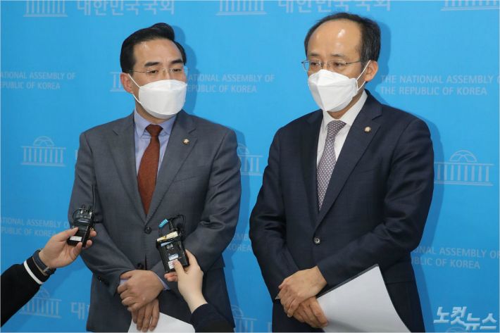 국회 예산결산특별위원회의 간사인 박홍근 더불어민주당 의원, 추경호 국민의힘 의원이 1일 오전 서울 여의도 국회 소통관에서 2021회계연도 예산안 처리를 위한 합의문을 발표하는 기자회견을 마친 뒤 취재진의 질문에 답변하고 있다. (사진=윤창원 기자)