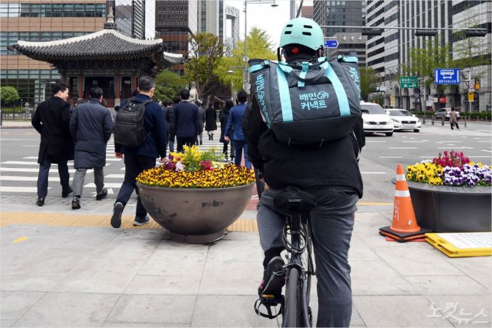 서울 시내에서 배달 중인 배민커넥트. 황진환기자