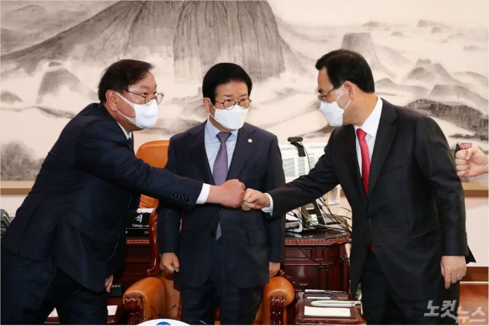 7일 오전 국회 의장실에서 열린 국회의장 여야 원내대표 정례회동에서 더불어민주당 김태년 원내대표와 국민의힘 주호영 원내대표가 인사하고 있다. (사진=윤창원 기자)