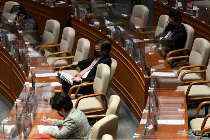 11일 서울 여의도 국회에서 열린 본회의에서 국정원법 개정안에 대한 무제한 토론(필리버스터)에 참석한 의원들이 피곤한 모습을 보이고 있다. (사진=윤창원 기자)