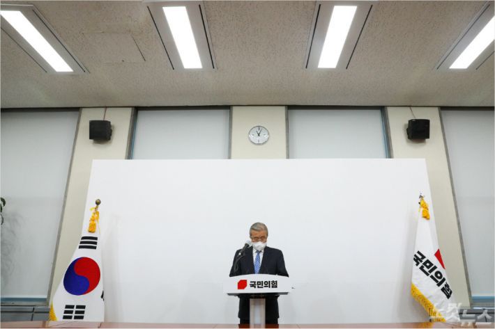김종인 국민의힘 비대위원장이 15일 오전 서울 여의도 국회에서 대국민사과를 하고 있다. (사진=윤창원 기자)