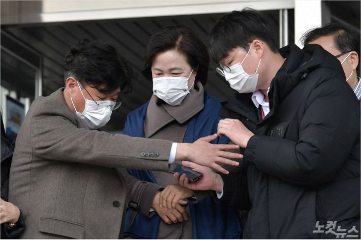 윤석열 검찰총장 징계위원회가 휴회된 10일 추미애 법무부 장관이 경기도 정부과천청사를 나서며 취재진의 질문을 받고 있다. 이한형기자