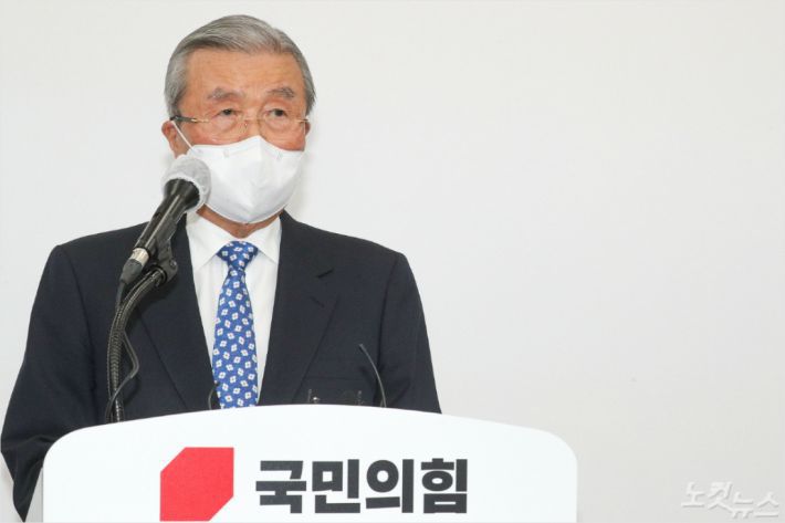 김종인 국민의힘 비대위원장이 15일 오전 서울 여의도 국회에서 대국민사과를 하고 있다. 윤창원기자