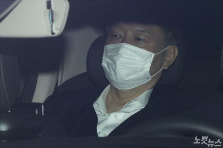 윤석열 검찰총장이 16일 오전 서울 서초구 대검찰청으로 출근을 하고 있다. 법무부 검사징계위원회는 윤 총장에게 정직 2개월 처분을 내렸다. 이한형기자