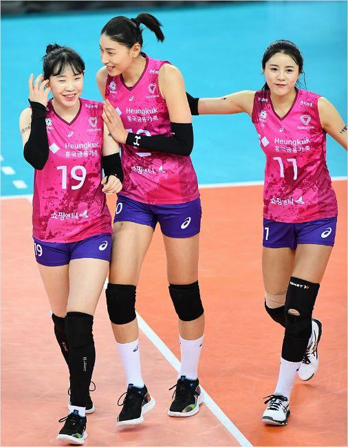 팀의 연패 탈출을 이끈 김연경(가운데) (사진=한국배구연맹 제공)