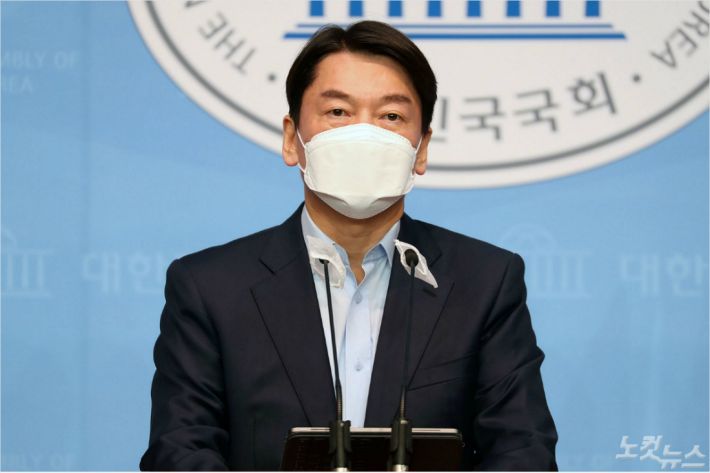 안철수 국민의당 대표가 20일 오전 서울 여의도 국회 소통관에서 기자회견을 갖고 서울시장 보궐선거 출마선언을 하고 있다. 윤창원기자