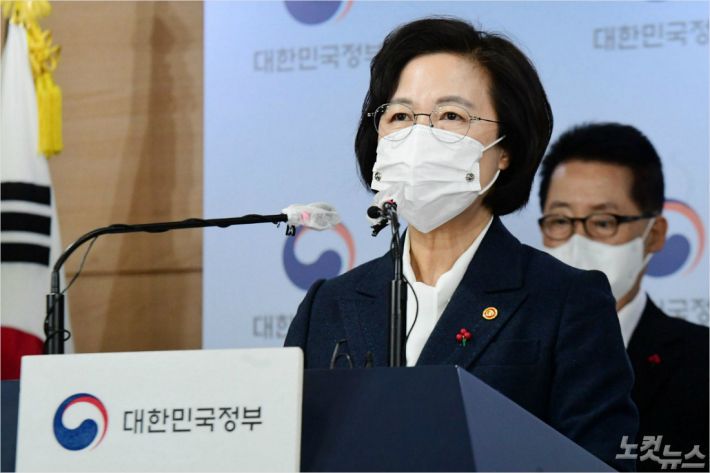추미애 법무부 장관이 16일 서울 종로구 정부서울청사 합동브리핑실에서 권력기관 개혁 관련 언론 브리핑을 하고 있다. (사진공동취재단) 황진환기자