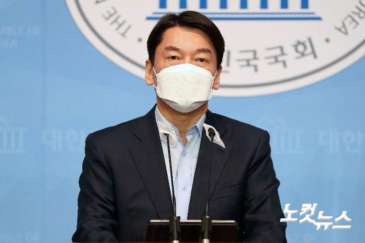 안철수 국민의당 대표가 20일 오전 서울 여의도 국회 소통관에서 기자회견을 갖고 서울시장 보궐선거 출마선언을 하고 있다. /사진=윤창원 기자