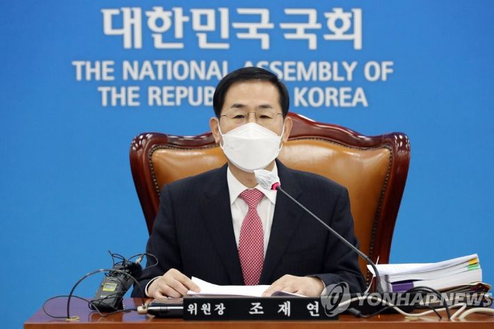 조재연 위원장이 28일 국회에서 열린 고위공직자범죄수사처장 후보추천위원회에서 후보 2인으로 김진욱(54·사법연수원 21기) 헌법재판소 선임연구관과 이건리(57·16기) 국민권익위 부위원장을 발표하고 있다. (사진=연합뉴스)