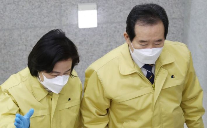 추미애 법무부장관과 정세균 국무총리. 연합뉴스