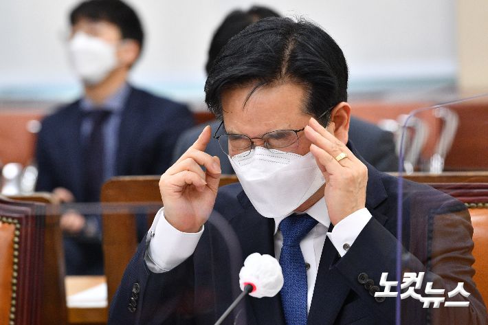 김창룡 경찰청장이 7일 국회 행정안전위원회에서 '정인이 사건'과 관련해 열린 긴급현안질의에 출석해 안경을 고쳐쓰고 있다. 윤창원 기자