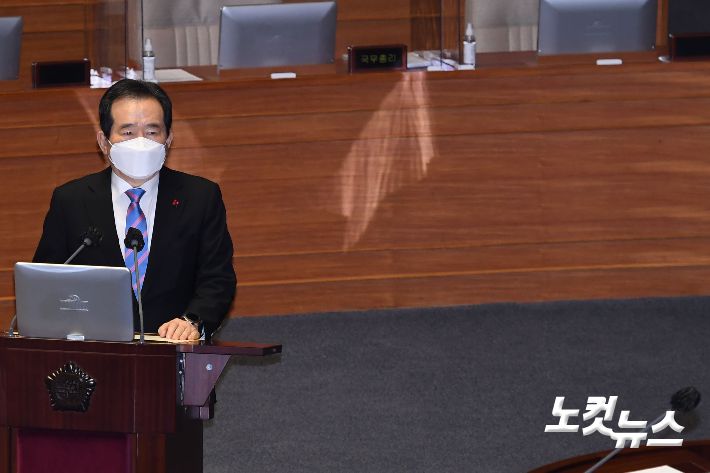 정세균 국무총리가 8일 서울 여의도 국회 본회의장에서 열린 신종 코로나바이러스 감염증(코로나19) 방역 실태 및 백신 수급 현황 점검을 위한 긴급현안질문에 참석해 의원들 질의에 답하고 있다. 윤창원 기자