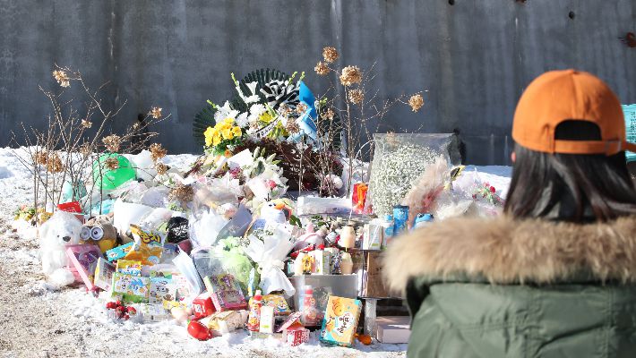 8일 경기도 양평군 하이패밀리 안데르센 공원묘원에서 시민들이 양부모의 학대로 생후 16개월 만에 숨진 정인 양을 추모하고 있다. 연합뉴스