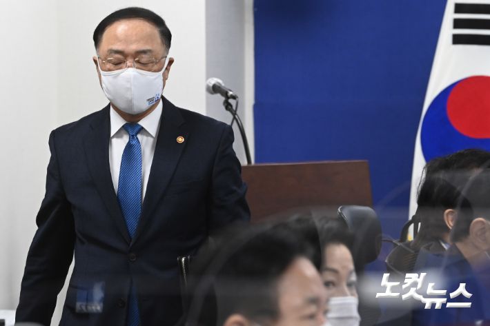 홍남기 경제부총리 겸 기획재정부 장관. 윤창원 기자