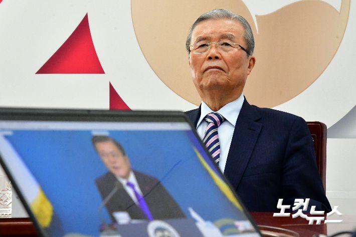 국민의힘 김종인 비상대책위원장이 지난 7일 오전 국회에서 문재인 대통령의 신년인사회에 화상 연결로 참석하고 있다. 윤창원 기자